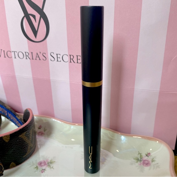 NIB! MAC ❤️”Love cove” NIB ❤️‍🔥 powder kiss slim - Picture 8 of 13